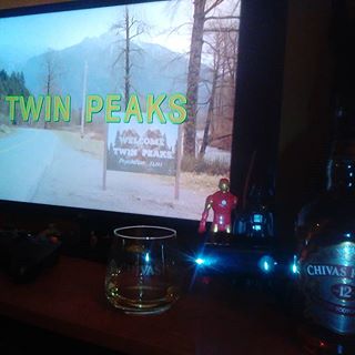 Twin Peaks and Chill #twinpeaks #damngoodwhiskey #chivasregal #seriesjunkie #filmsornet #filmsor #chill